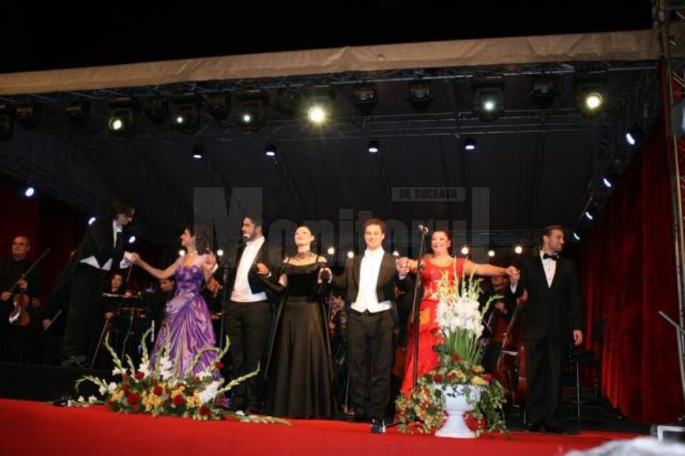 Concertul „Simfonii de toamnă”, ediția a II-a, susținut pe esplanada Consiliului Județean Suceava de aproape 150 de artiști ai Operei Naționale Române din Iași, a fost un adevărat succes