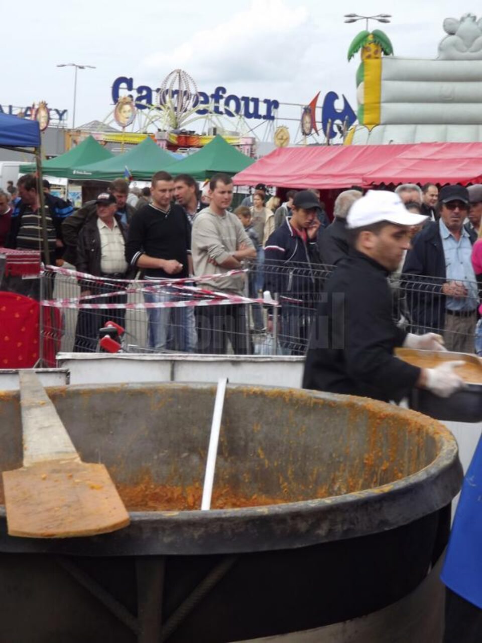 Sucevenii au mâncat fasole cu afumătură, gătită în cel mai mare cazan din țară