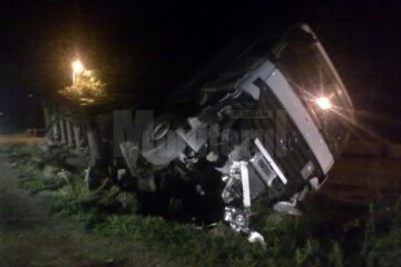 Șoferul autotrenului a frânat pentru a evita impactul cu o mașină din față, a intrat pe contrasens și apoi s-a răsturnat la marginea E 85