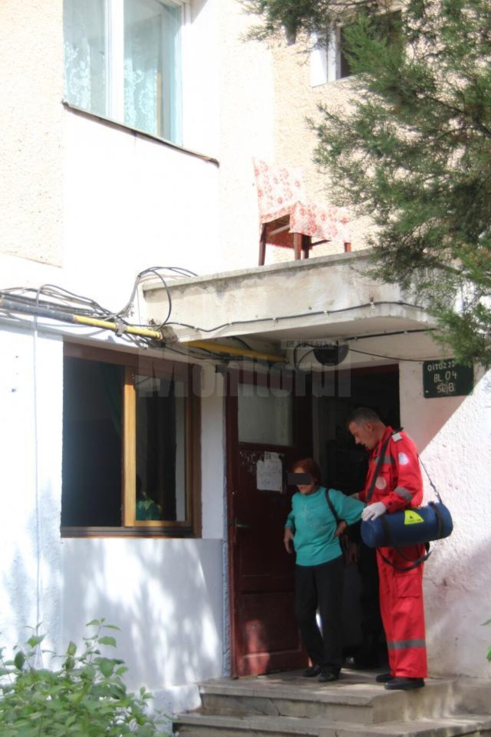 O bătrână s-a blocat în casă și a amenințat că se sinucide