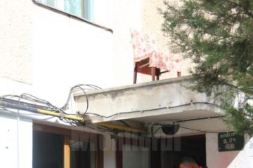 O bătrână s-a blocat în casă și a amenințat că se sinucide