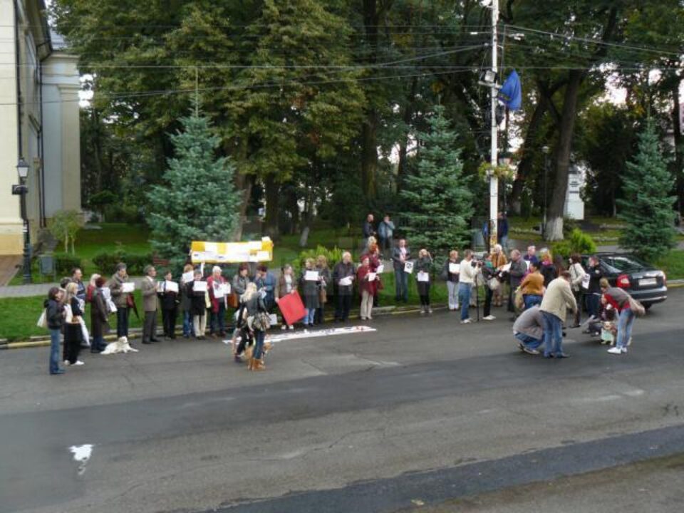 Protestatarii nu au strigat lozinci, afișând doar o mulțime de mesaje care au îndemnat la excluderea violenței împotriva maidanezilor
