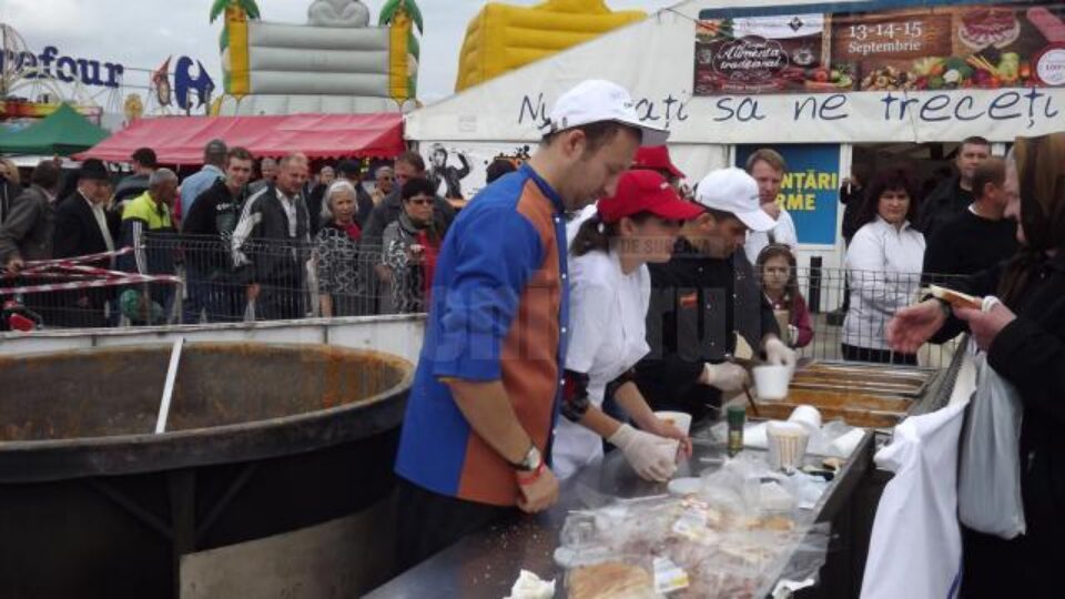 Sucevenii au mâncat fasole cu afumătură, gătită în cel mai mare cazan din țară