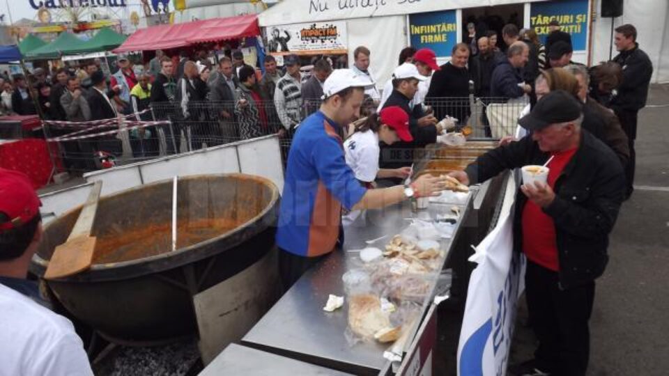 Sucevenii au mâncat fasole cu afumătură, gătită în cel mai mare cazan din țară