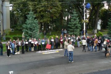 Protestatarii nu au strigat lozinci, afișând doar o mulțime de mesaje care au îndemnat la excluderea violenței împotriva maidanezilor