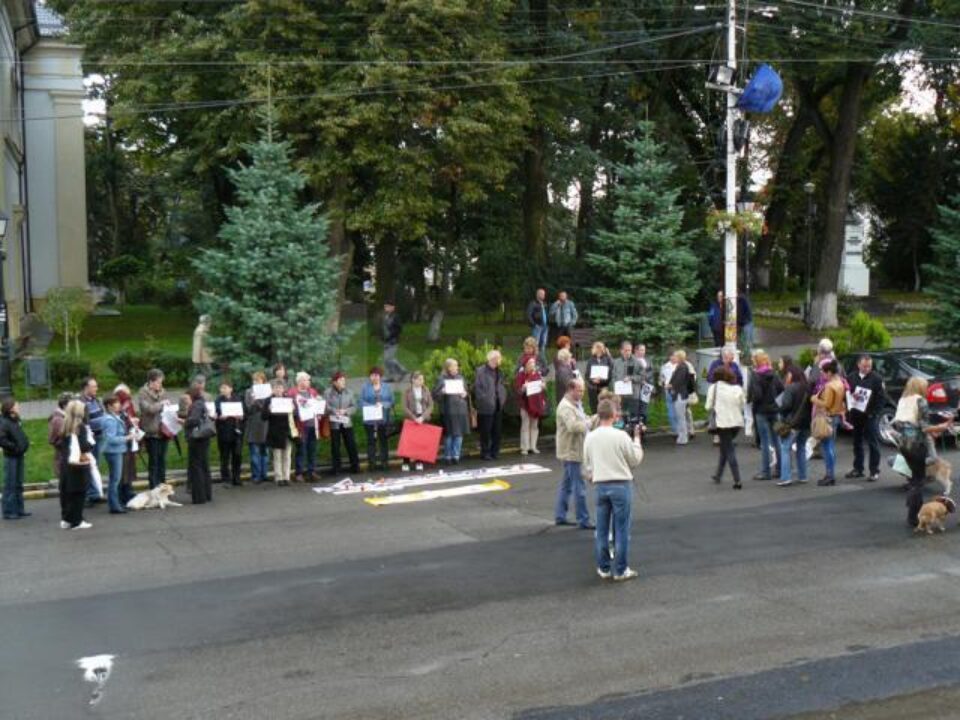 Protestatarii nu au strigat lozinci, afișând doar o mulțime de mesaje care au îndemnat la excluderea violenței împotriva maidanezilor