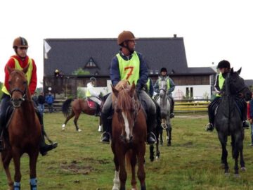 Concurenții Finalei Campionatului Național de Anduranță, aliniați la linia de start
