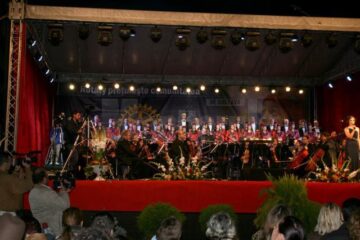 Concertul „Simfonii de toamnă”, ediția a II-a, susținut pe esplanada Consiliului Județean Suceava de aproape 150 de artiști ai Operei Naționale Române din Iași, a fost un adevărat succes