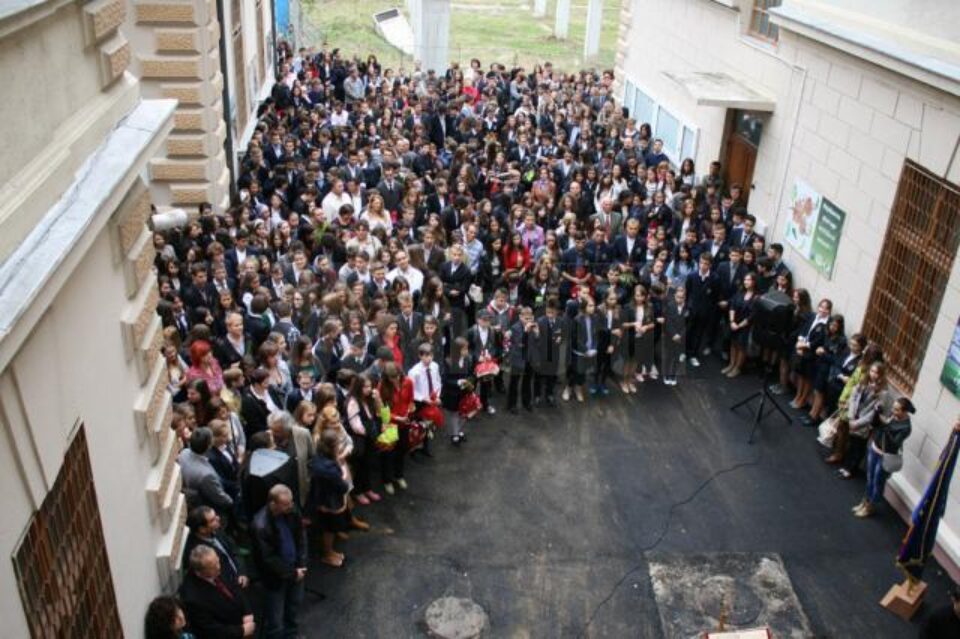 Câteva sute de copii și părinți, prezenți la festivitatea prilejuită de deschiderea noului an școlar la C.N. „Ștefan cel Mare” Suceava