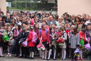 Peste 800 de instituții de învățământ din județ și-au deschis porțile pentru elevii