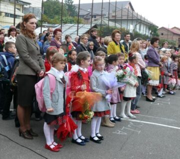 Peste 8.000 de elevi și preșcolari s-au întors de ieri în unitățile de învățământ