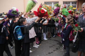 Pod de flori pentru elevii de la clasa pregătitoare