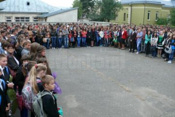 Peste 8.000 de elevi și preșcolari s-au întors de ieri în unitățile de învățământ