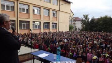 De 10 ani, Ion Lungu este prezent la deschiderea de an școlar la Școala Nr. 9, din Obcini