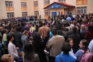 Elevi, părinți și profesori au umplut terenul de sport, locul unde a avut loc festivitatea