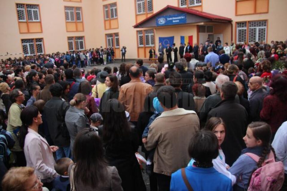 Elevi, părinți și profesori au umplut terenul de sport, locul unde a avut loc festivitatea Elevi, părinți și profesori au umplut terenul de sport, locul unde a avut loc festivitatea