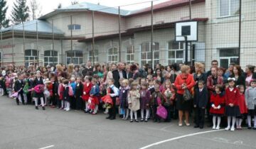 Peste 8.000 de elevi și preșcolari s-au întors de ieri în unitățile de învățământ