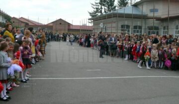 Peste 8.000 de elevi și preșcolari s-au întors de ieri în unitățile de învățământ
