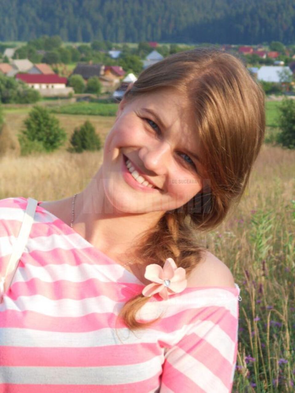Mandici Maria, la început de clasa a XII - a, la Grupul Școlar Ion Nistor, Vicovu de Sus Mandici Maria, la început de clasa a XII - a, la Grupul Școlar Ion Nistor, Vicovu de Sus
