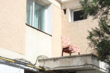 Femeia a ieșit din apartament pe geam, a stat pe scaun, după care a început să strige că se sinucide