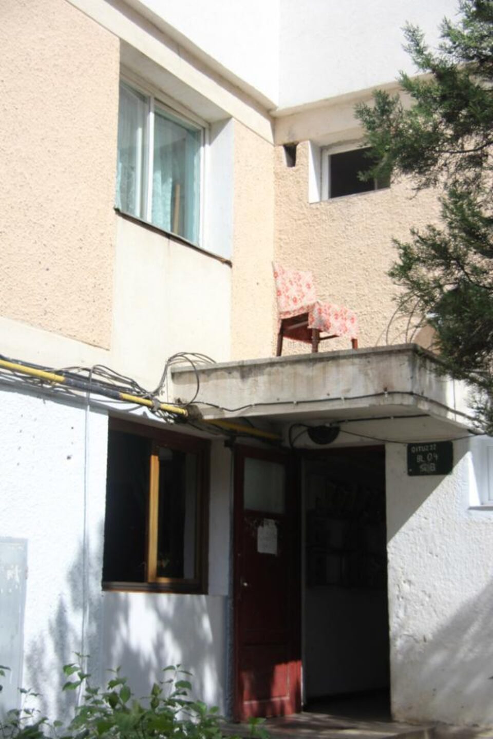 Femeia a ieșit din apartament pe geam, a stat pe scaun, după care a început să strige că se sinucide Femeia a ieșit din apartament pe geam, a stat pe scaun, după care a început să strige că se sinucide