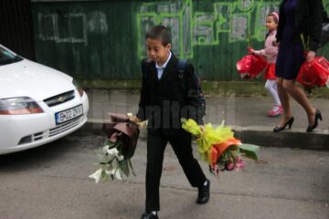 Buchetele și coșulețele de flori nu au lipsit din mâna nici unui școlar