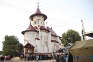 Sfințirea Bisericii militare din Suceava, în prezența a sute de credincioși