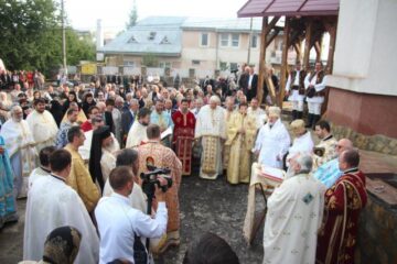 Sfințirea Bisericii militare din Suceava, în prezența a sute de credincioși