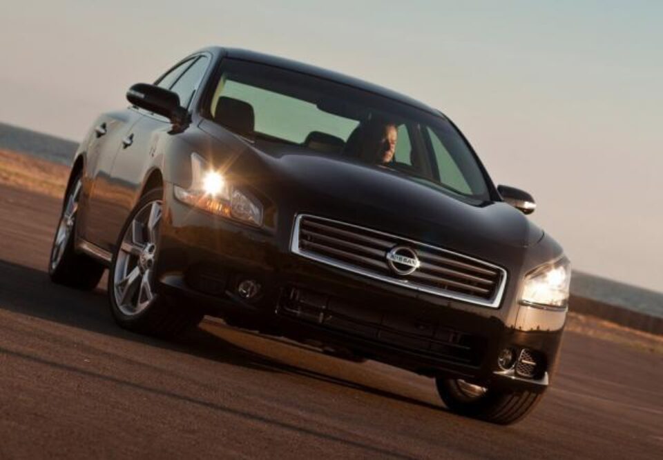Nissan pregătește un coupe în patru uși