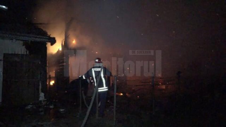Incendiul a fost violent, fiind înregistrate mai multe apeluri la 112 din cartiere ale Sucevei Incendiul a fost violent, fiind înregistrate mai multe apeluri la 112 din cartiere ale Sucevei