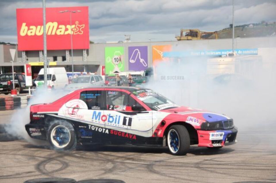 Demonstrație de drifting, făcută de pilotul profesionist Răzvan Frățianu