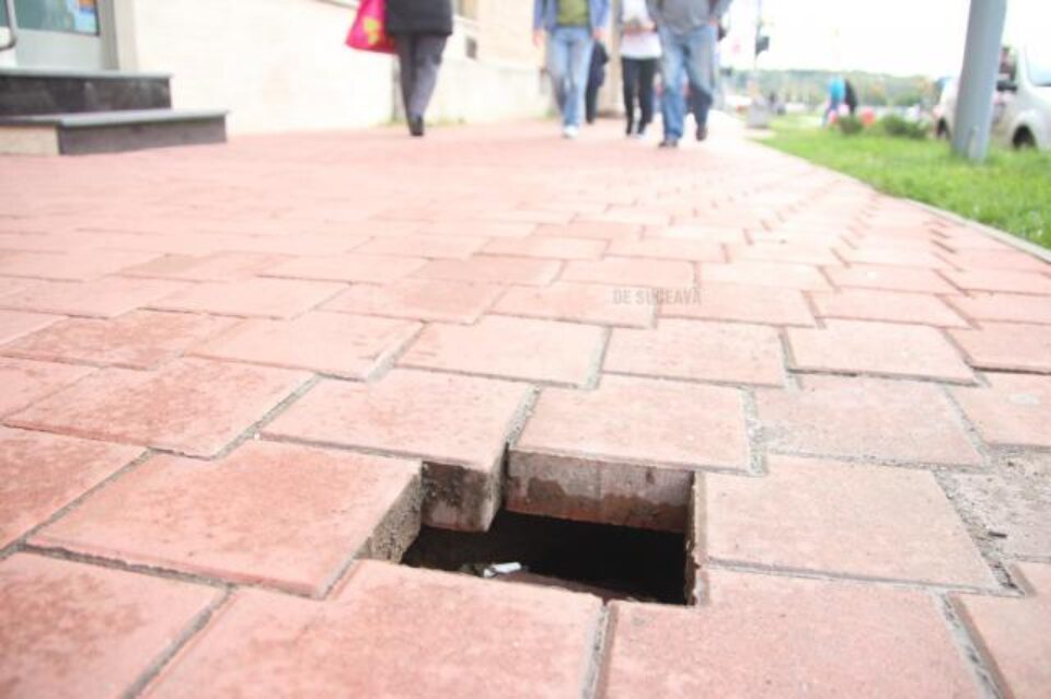 Pavelele puse anul trecut în centrul Sucevei au început să se surpe