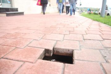 Pavelele puse anul trecut în centrul Sucevei au început să se surpe