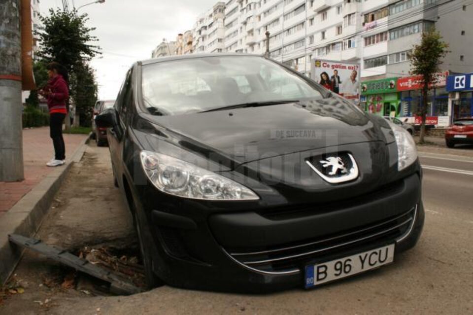 Autoturismul, un Peugeot 308, a rămas suspendat pe trei roți, deoarece o roată a intrat în gura de canal nesemnalizată de administratorii drumului Autoturismul, un Peugeot 308, a rămas suspendat pe trei roți, deoarece o roată a intrat în gura de canal nesemnalizată de administratorii drumului