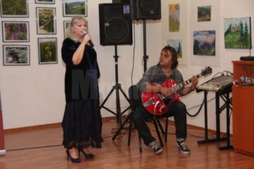 Carmen Agoutin i-a încântat pe cei prezenți ieri la City Gallery cu câteva piese folk, acompaniată la chitară de Cătălin Onciu