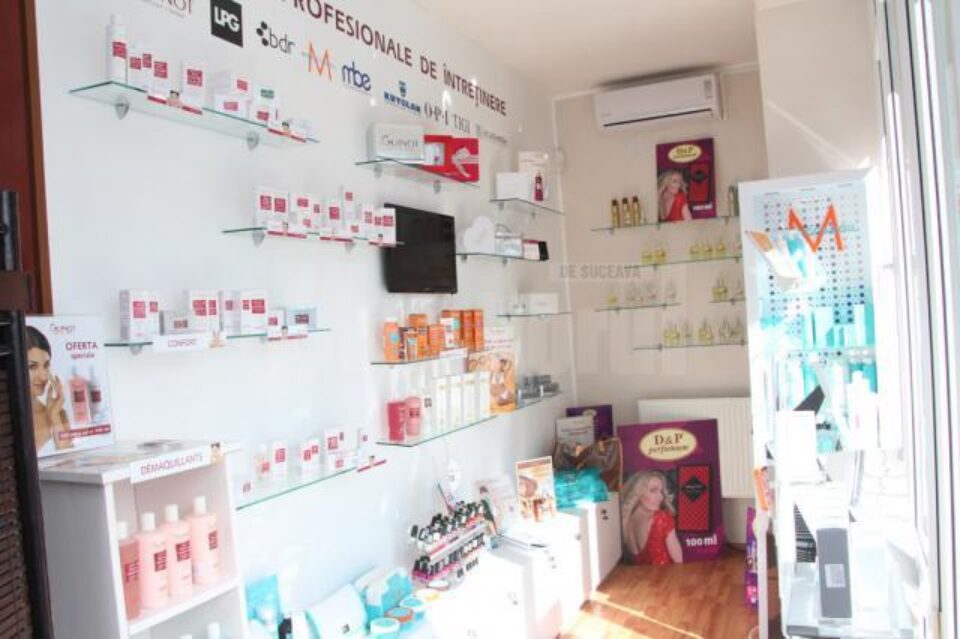 Vitrina cu produse profesionale de întreținere facială, specifice folosirii acasă