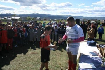 La finalul turneului de la Berchișești, tinerii rugbiști au fost premiați de organizatori
