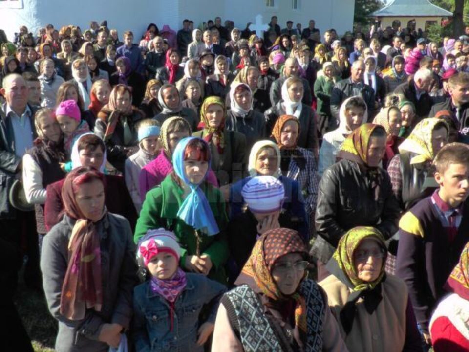 Credincioși prezenți duminică, 22 septembrie 2013, la resfințirea Bisericii "Nașterea Sfântului Ioan Botezătorul"