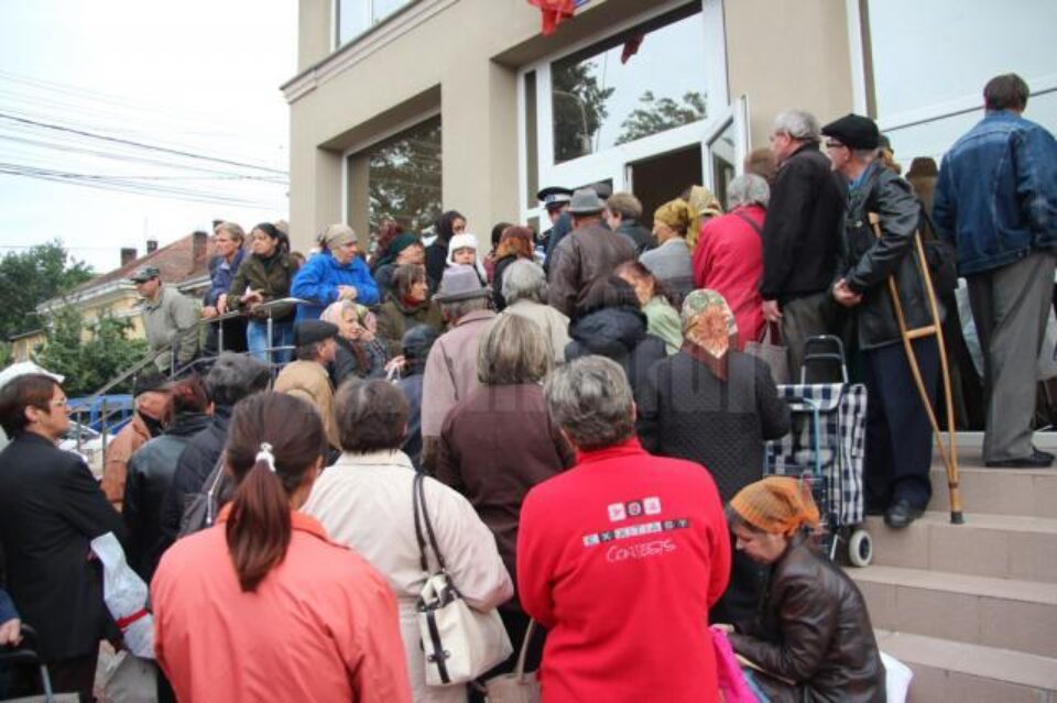 Sediul de primărie din Burdujeni, luat cu asalt de beneficiarii ajutoarelor alimentare de la UE