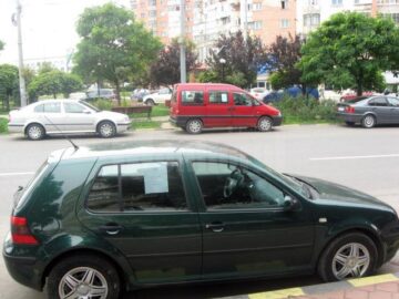 Calea Obcinilor s-a transformat într-un soi de piață de mașini la mâna a doua