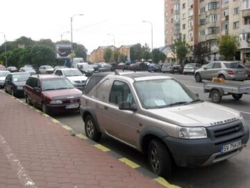 Calea Obcinilor s-a transformat într-un soi de piață de mașini la mâna a doua