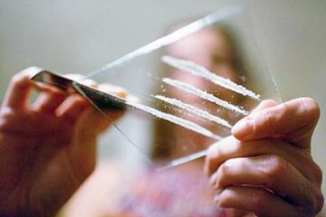 Anchetatorii susțin că fiind amenințată cu bătaia fata s-a conformat și a tras acel praf pe nas