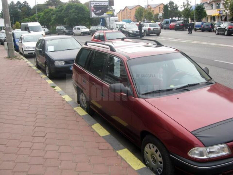 Calea Obcinilor s-a transformat într-un soi de piață de mașini la mâna a doua