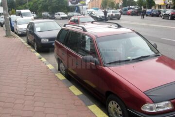 Calea Obcinilor s-a transformat într-un soi de piață de mașini la mâna a doua