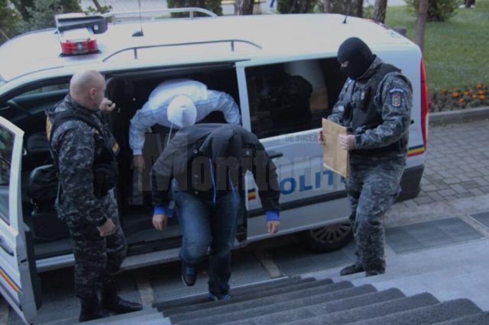 Zeci de indivizi implicați într-o rețea care a golit conturile unei bănci din Italia, săltați de procurorii DIICOT Suceava