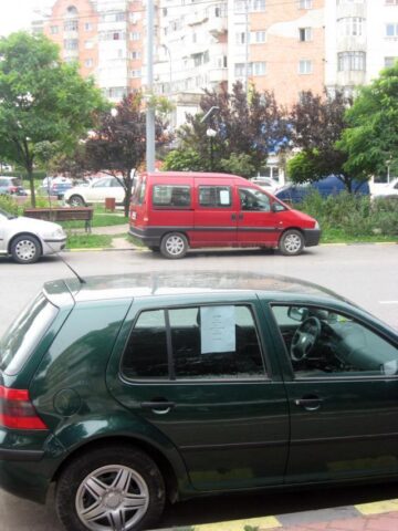 Calea Obcinilor s-a transformat într-un soi de piață de mașini la mâna a doua