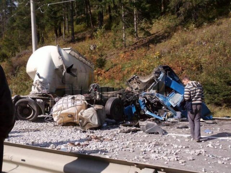 Accident violent, între două autotrenuri, între Valea Putnei și Mestecăniș - FOTO: Andreea Siran