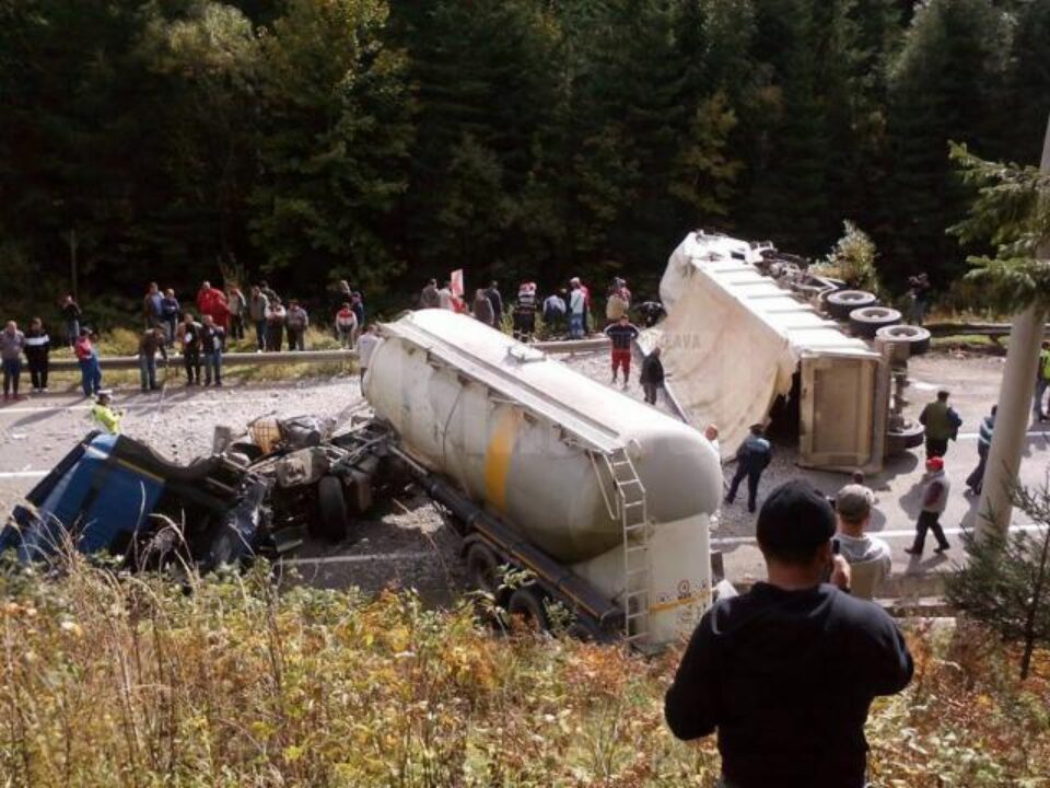 Accident violent, între două autotrenuri, între Valea Putnei și Mestecăniș - FOTO: Andreea Siran Accident violent, între două autotrenuri, între Valea Putnei și Mestecăniș - FOTO: Andreea Siran