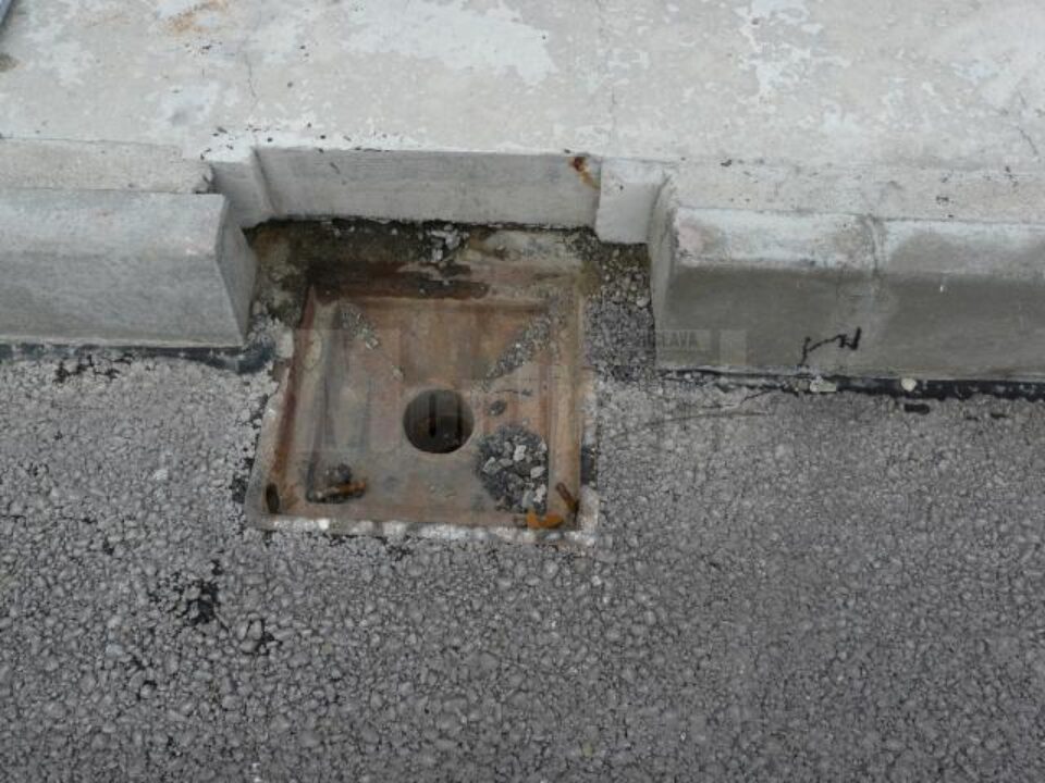 Canal lăsat de hoți fără capac, pe șoseaua de centură a Sucevei