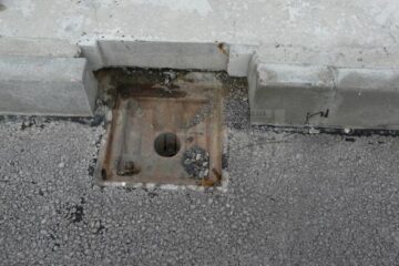 Canal lăsat de hoți fără capac, pe șoseaua de centură a Sucevei
